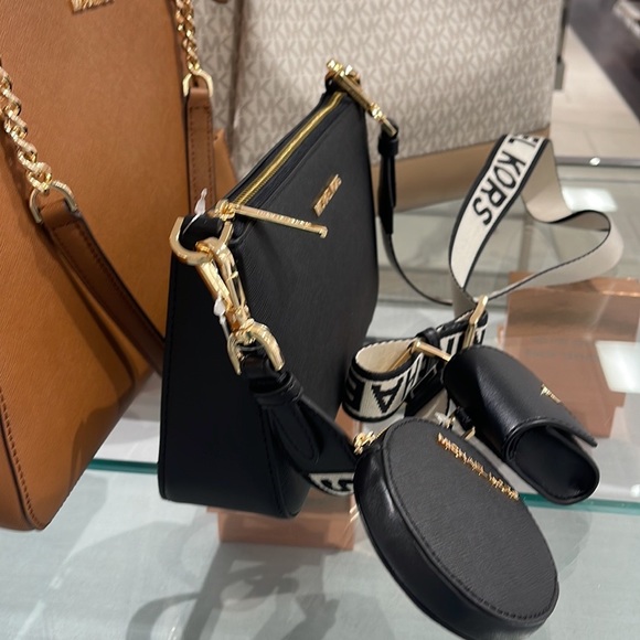 MICHAEL KORS
Jet Set Saffiano Leather Crossbody Bag with Case forAirpods Pro® - Picture 12 of 16